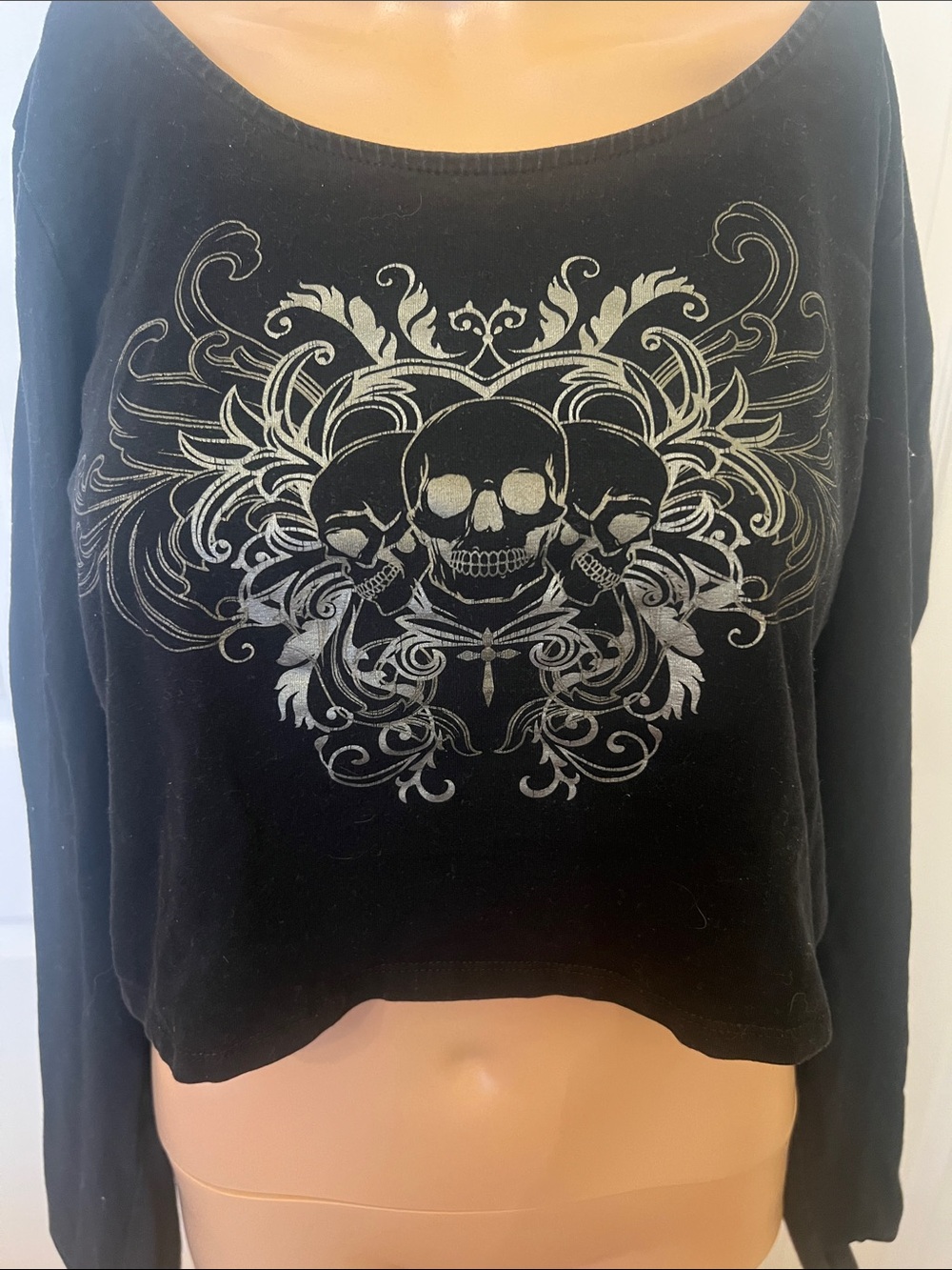 Black Cropped Long-Sleeve Top with Silver Skull Graphic